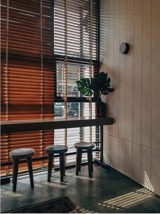 Signature coastal table