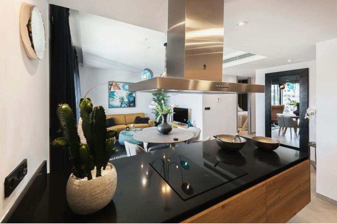 Compact dining arrangement